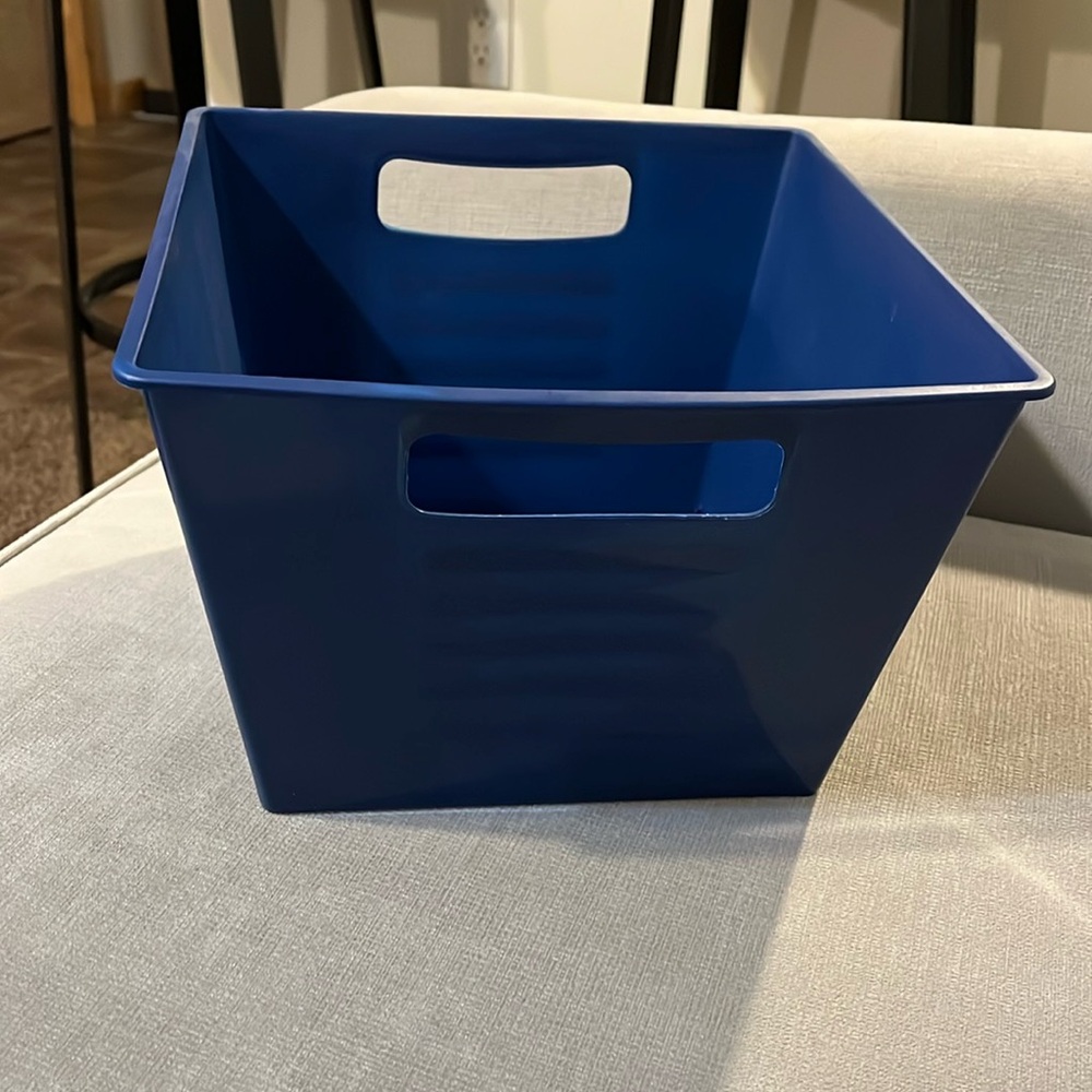 EUC - Plastic Locker Bins with Handles
